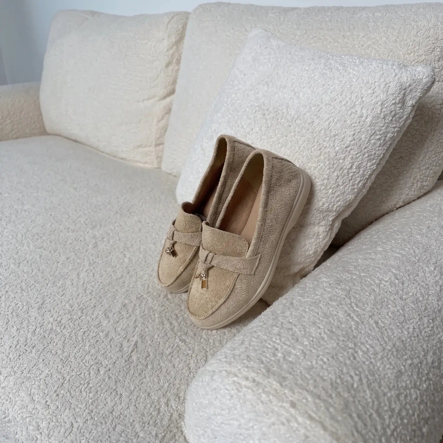 Beige Loafers Dames - Suède Instappers Met Kwast — Anouk in Beije - Finn Jules