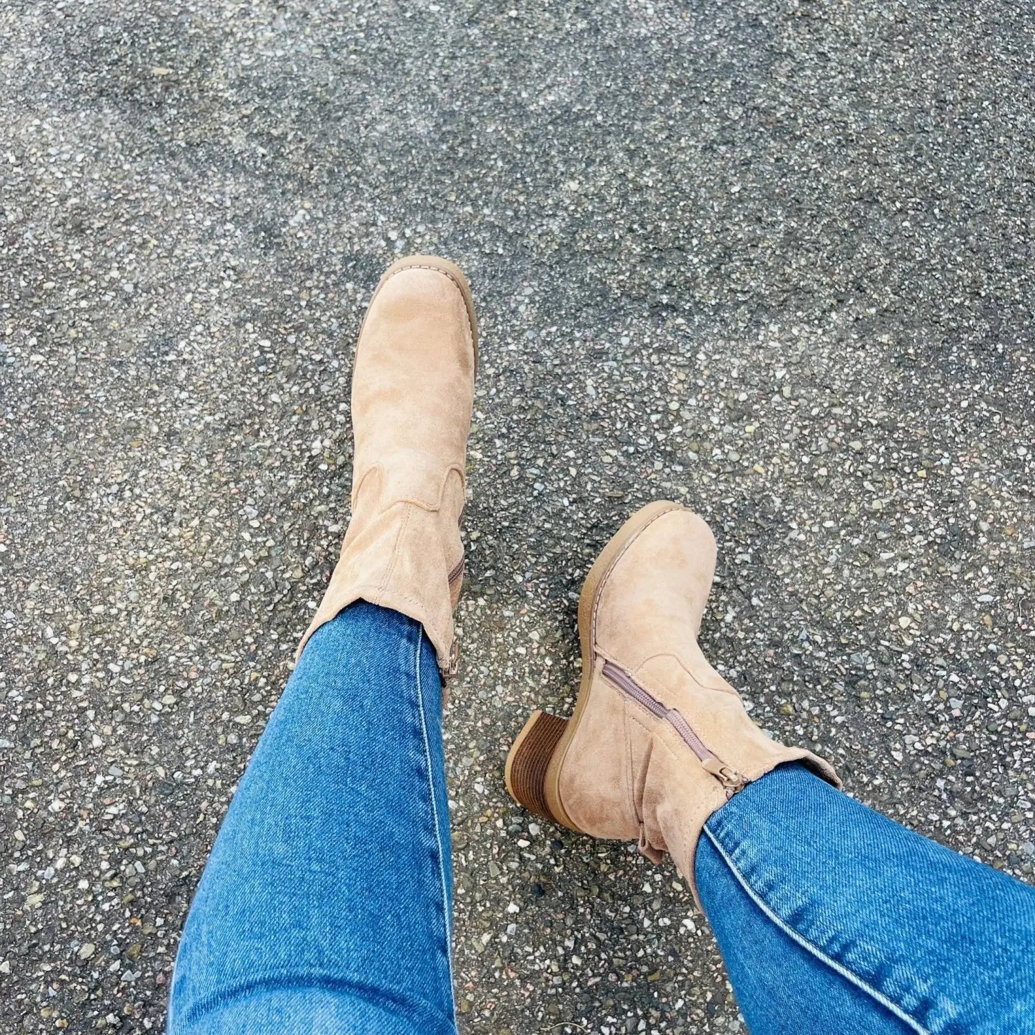 Enkellaarsjes Dames - Beige Suède Blokhak Boots — Saar in Beije - Finn Jules