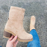 Enkellaarsjes Dames - Beige Suède Blokhak Boots — Saar in Beije - Finn Jules