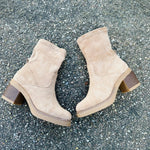 Enkellaarsjes Dames - Beige Suède Blokhak Boots — Saar in Beije - Finn Jules