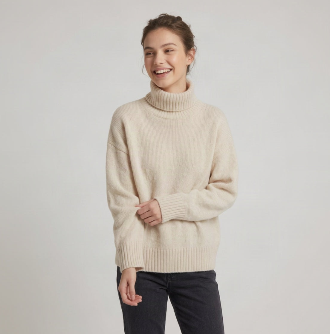 Grofgebreide Coltrui met Verlaagde Schouders — Maaike in Beige - Finn Jules
