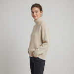Grofgebreide Coltrui met Verlaagde Schouders — Maaike in Beige - Finn Jules