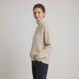 Grofgebreide Coltrui met Verlaagde Schouders — Maaike in Beige - Finn Jules