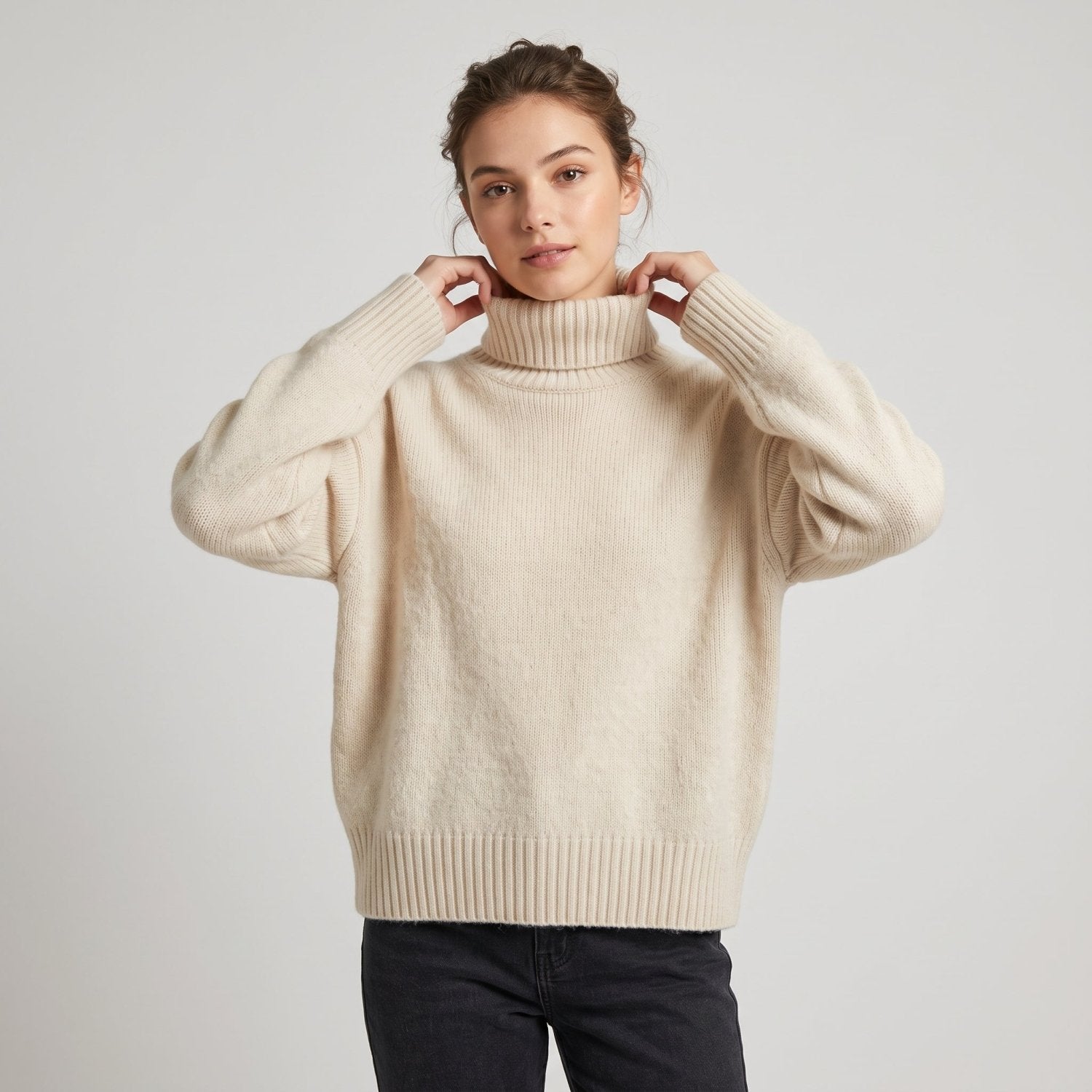 Grofgebreide Coltrui met Verlaagde Schouders — Maaike in Beige - Finn Jules