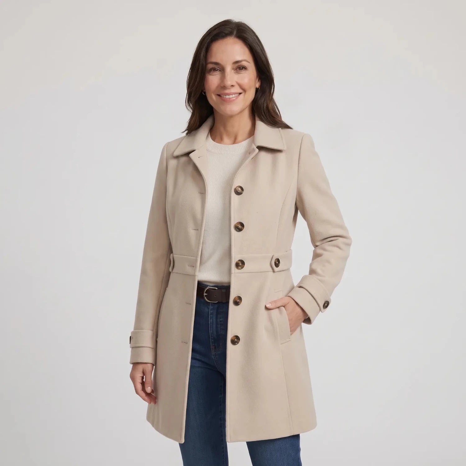 Klassieke Halflange Mantel met Ceintuurdetail — Marit in Beige - Finn Jules
