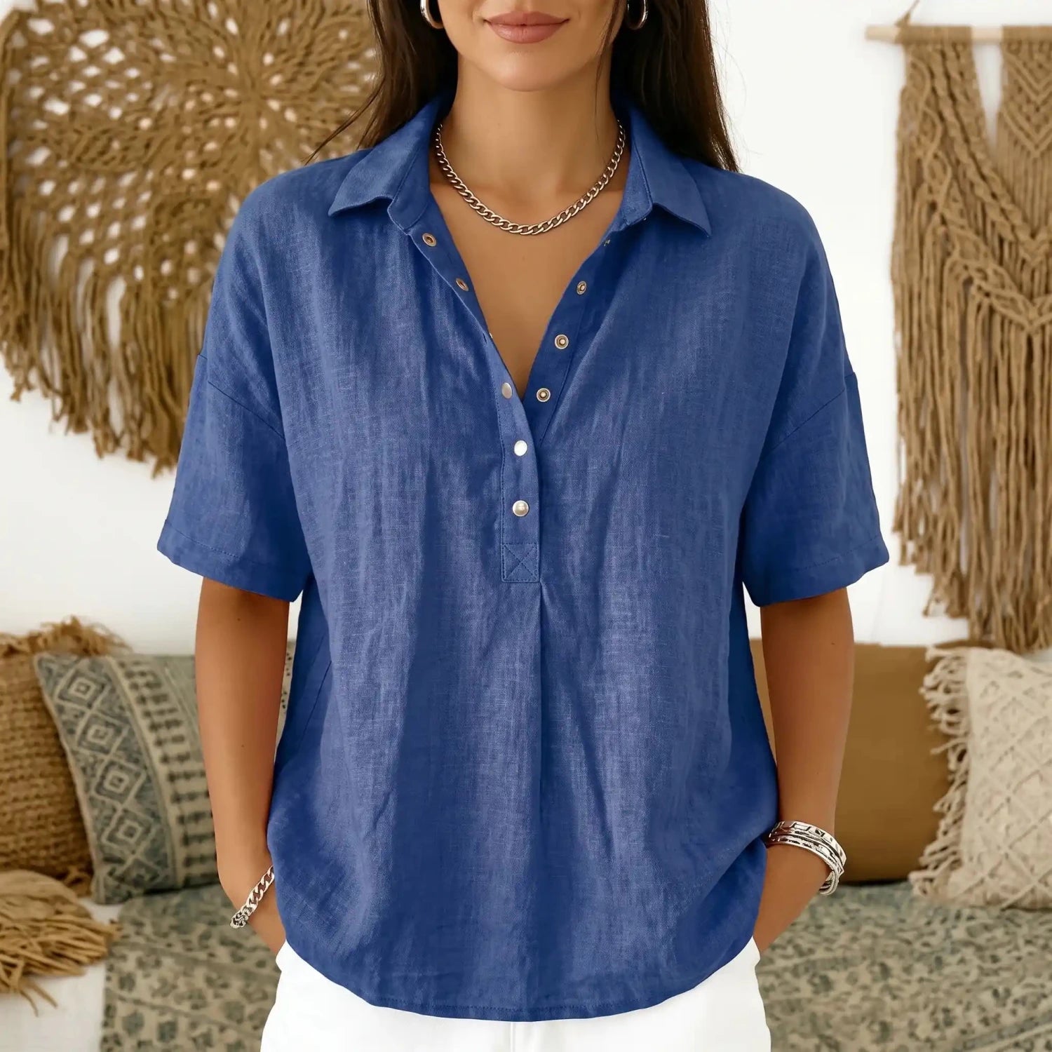 Van Elst Mode® | Blouse met kraag en knoopdetail (TIJDELIJK 1+1 GRATIS!) in Blauw - Finn Jules