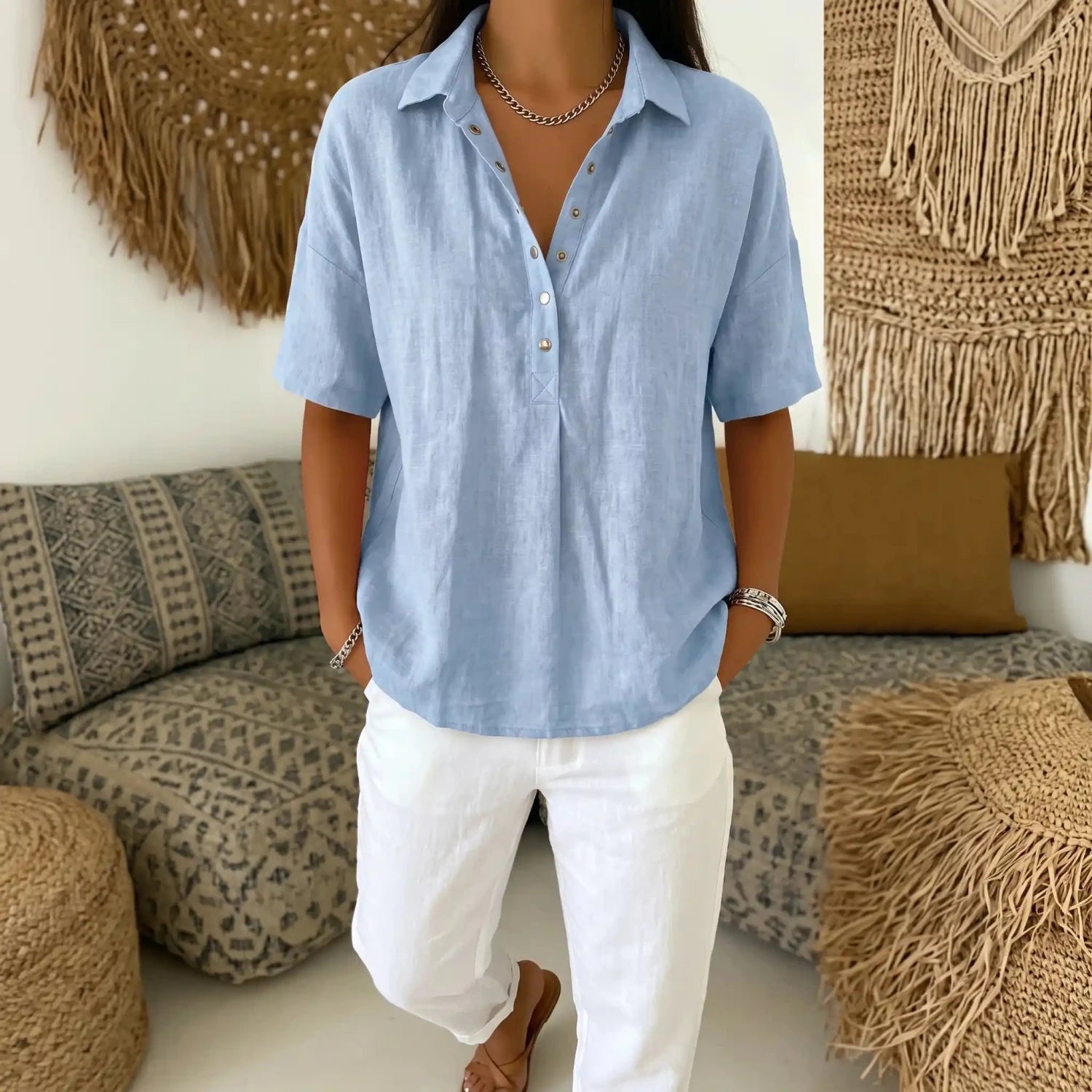 Van Elst Mode® | Blouse met kraag en knoopdetail (TIJDELIJK 1+1 GRATIS!) in Lichtblauw - Finn Jules