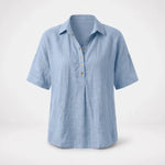 Van Elst Mode® | Blouse met kraag en knoopdetail (TIJDELIJK 1+1 GRATIS!) in Lichtblauw - Finn Jules