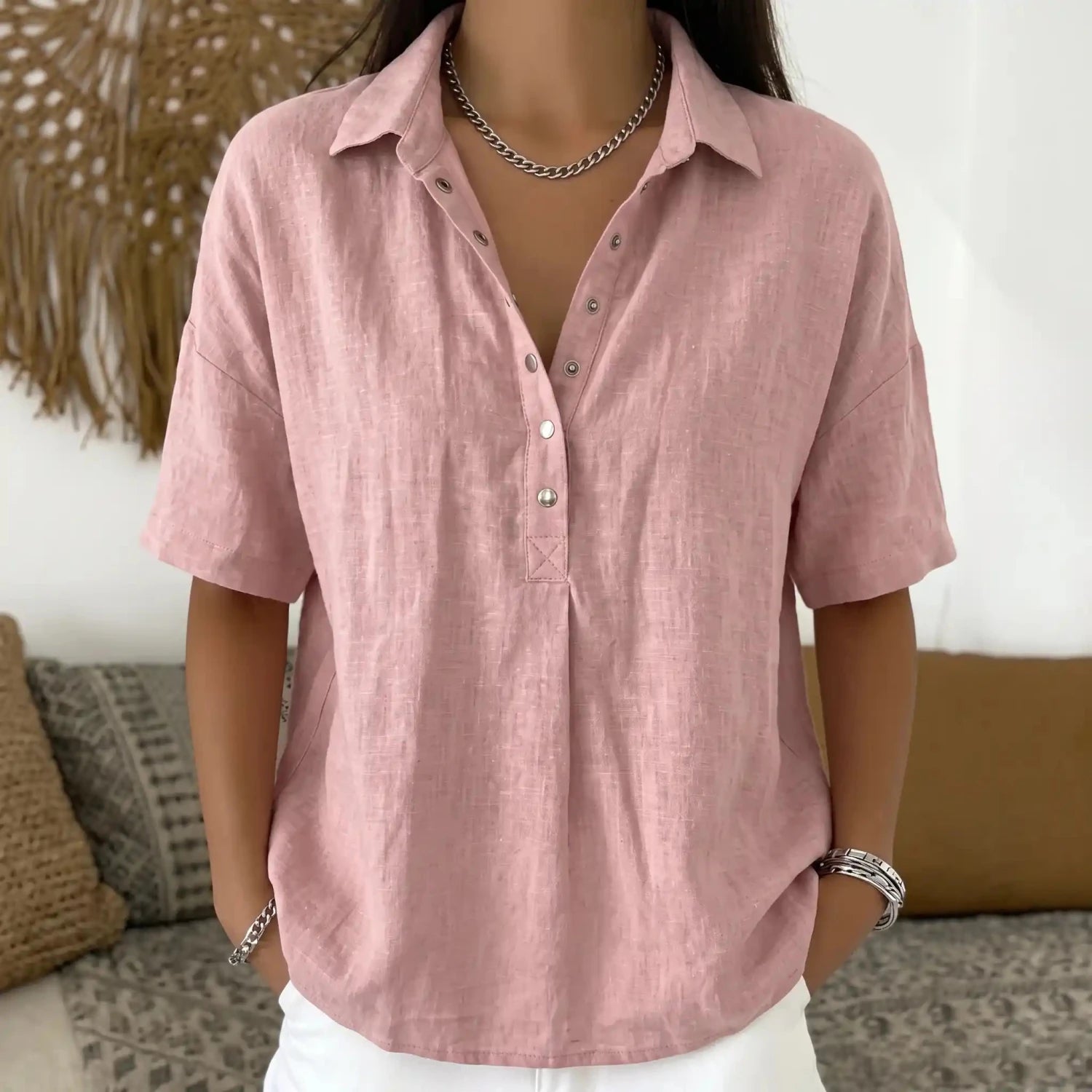Van Elst Mode® | Blouse met kraag en knoopdetail (TIJDELIJK 1+1 GRATIS!) in Roze - Finn Jules