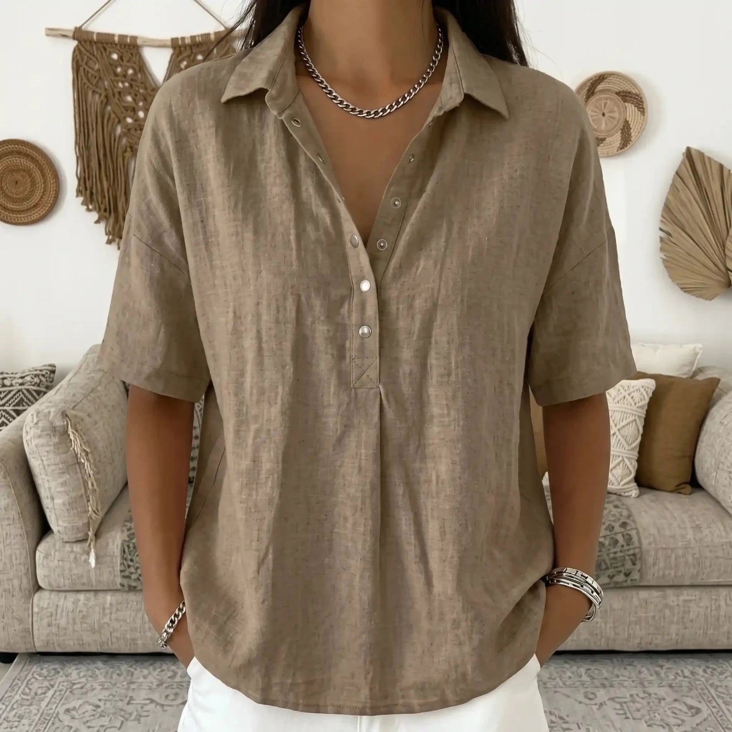 Van Elst Mode® | Blouse met kraag en knoopdetail (TIJDELIJK 1+1 GRATIS!) in Khaki - Finn Jules