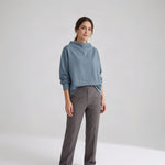 Zachte Gebreide Top met Gedrapeerde Col — Elly in Blauw - Finn Jules